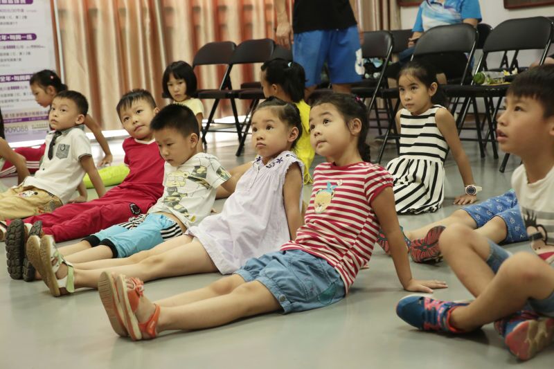 金沛小學(xué)員在認(rèn)真聽教員講解 金沛小學(xué)員在認(rèn)真聽教員講解