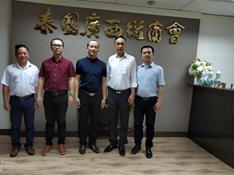 從左往右依次為國際部合伙人林健偉先生（左一），國際部總監(jiān)吳琪先生（左二），執(zhí)行董事粟宥朝先生（左三），商會主席李宇明（右二），國際部合伙人黃文超先生（右一）