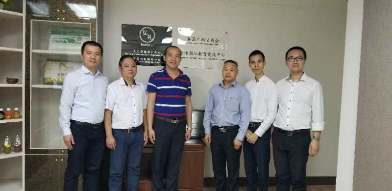 國際部合伙人黃文超（左一），林健偉（左二）國際部總監(jiān)吳琪（右一）執(zhí)行董事粟宥朝（左三），泰國廣西總商會副主席劉漢政（右二），泰國華人青年商會會長助理黃志乾(右三)