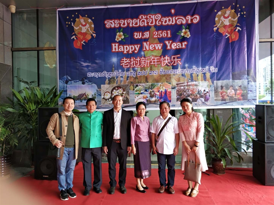 廣西金沛教育代表與老撾駐南寧總領(lǐng)事館與萬習·維麗雅彭（右三）共度老撾駐南寧總領(lǐng)事館新年拴線祝福儀式