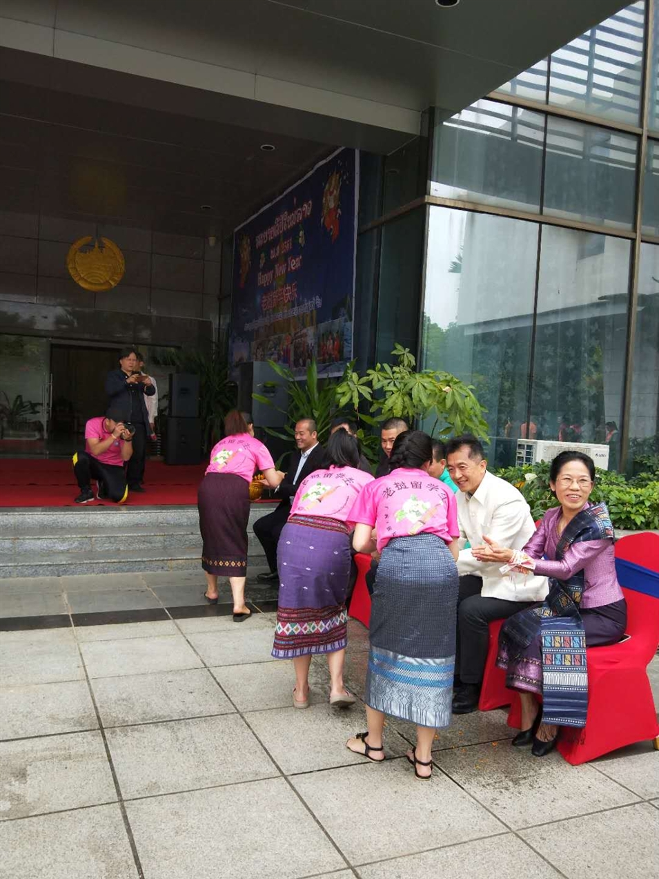 老撾駐廣西留學生代表將浸有花瓣的香水灑客人的手上，表示對嘉賓的美好祝福（圖二）