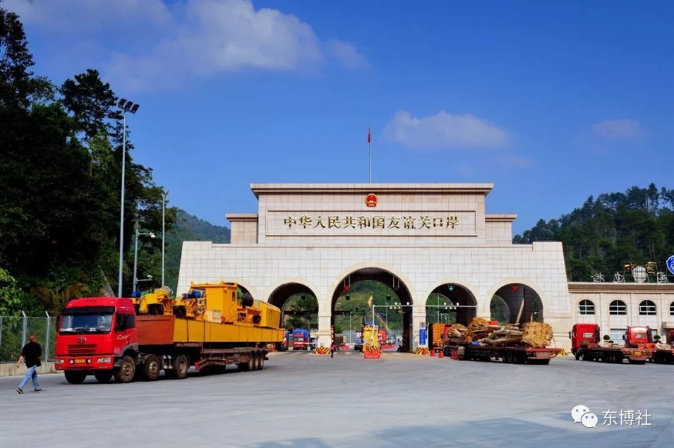 新友誼關(guān)口岸大門 龐立堅攝