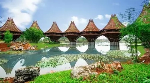 圖為中國(guó)-東盟友誼館。該建筑以廣西的風(fēng)雨橋?yàn)樵?，寓意“手拉手，心連心”。表達(dá)中國(guó)與東盟十國(guó)睦鄰友好、合作共贏之意。