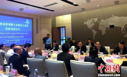 柬埔寨主流媒體采訪團在廣西大學(xué)與師生交流。