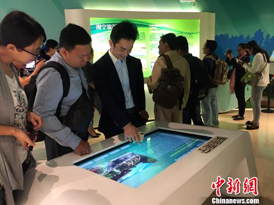 柬埔寨主流媒體采訪團參觀南寧市規(guī)劃館。