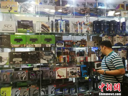 菲律賓統(tǒng)計(jì)局(Philippine Statistics Authority)5日發(fā)布10月份全國(guó)勞動(dòng)力調(diào)查報(bào)告顯示，2018年10月就業(yè)不足率降至13.3%，而2017年10月為15.9%。圖為馬尼拉馬卡蒂一商場(chǎng)，貨品充足，青年人消費(fèi)暢旺。 關(guān)向東 攝