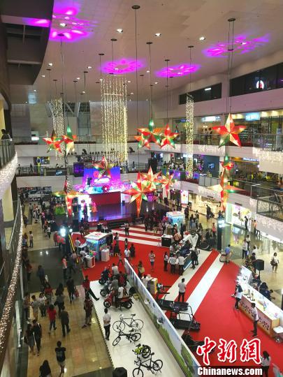 圖為馬尼拉馬卡蒂一商場(chǎng)，開(kāi)始?xì)q末大促銷(xiāo)，青年人消費(fèi)暢旺。 關(guān)向東 攝